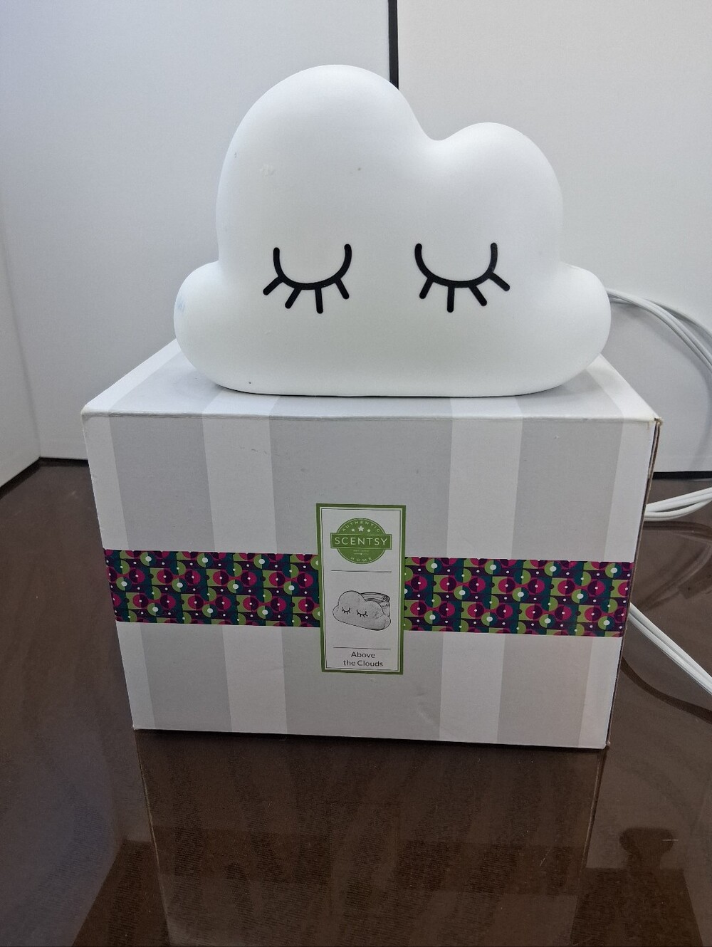 Scentsy White Cloud Night Light with Sleepy Eyes